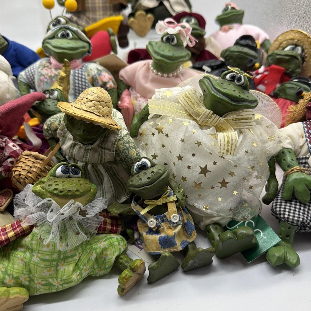 Vintage Russ Berrie Critter Lot Of 28 Resin Frog Plush Shelf Sitters - Picture 10 of 16